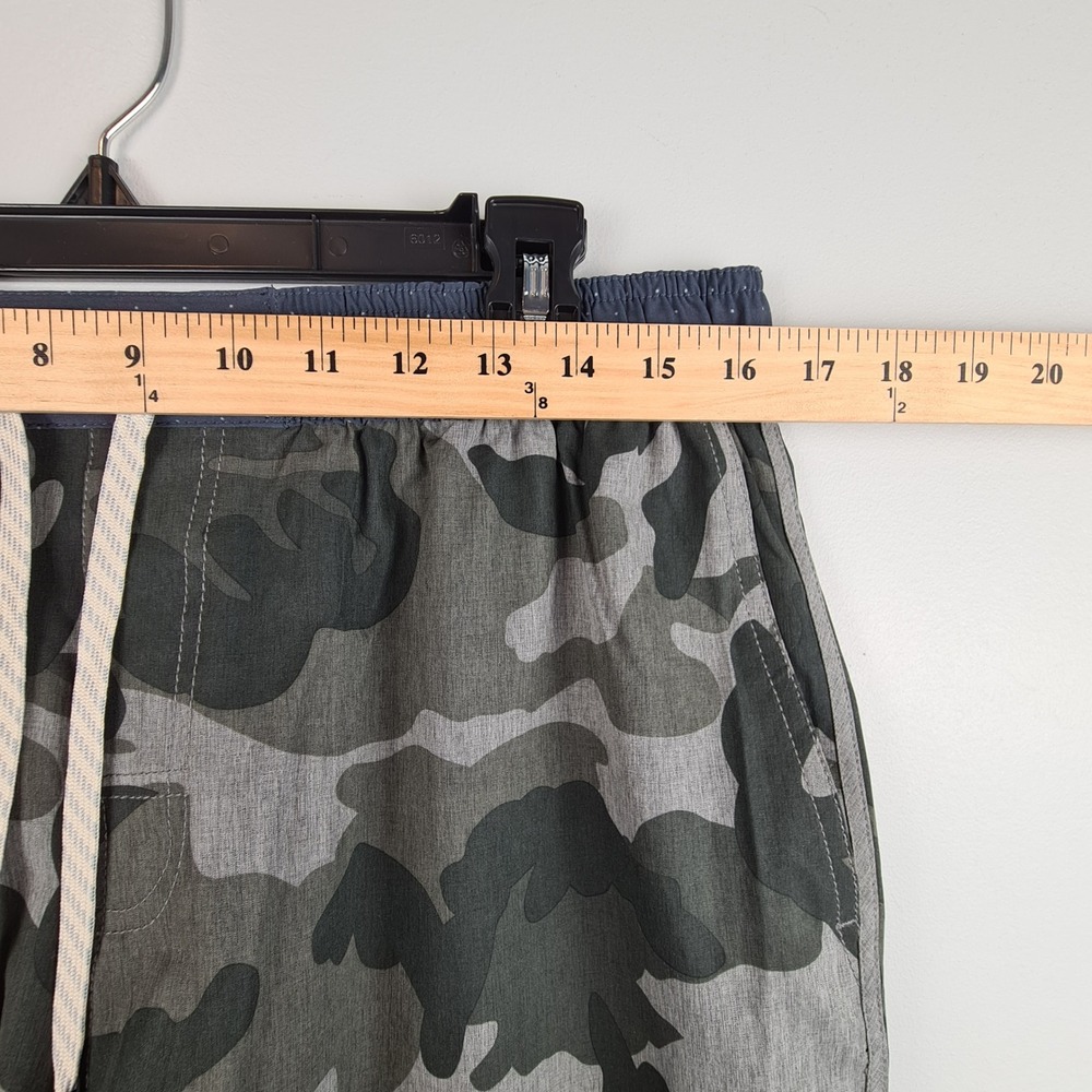 Vuori Short Mens XL Gray Camo Performance 4 Way Stretch Athletic Shorts Swim - Picture 3 of 12